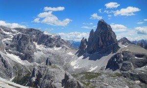 Klettersteig Paternkofel - Blick zum Zwölferkofel, unterhalb klein die Zsigmondyhütte