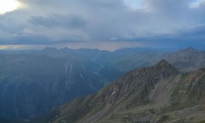 Gipfelsieg mit Blick zum nächsten Gewitter