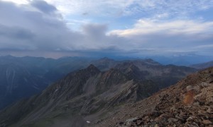 Gipfelsieg mit Blick zum nächsten Gewitter