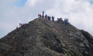 Bergtour Rote Spitze - das Gipfelkreuz wird errichtet