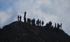 Bergtour Rote Spitze - das Gipfelkreuz wird errichtet