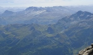 Hochtour Großes Wiesbachhorn - Gipfelsieg, Blick zur Glocknerstraße mit Hocharn im Hintergrund