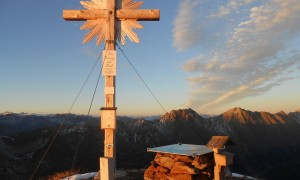 Bergtour Riepenspitze - Gipfelkreuz mit Rote und Weiße Spitze