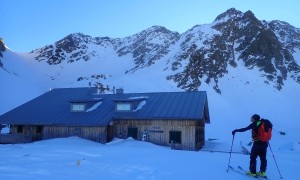 Skitour Pfannspitze - bei der Obstanser-See-Hütte mit Gipfelblick