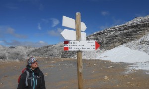 Klettersteig Piz Boè - Wegweiser am Sattel