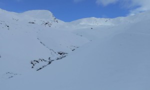 Skitour Trogesschneide - Aufstieg mit Gipfelblick (links)