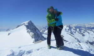 Skitouren Adamellogruppe - Gipfelsieg Corno Bianco mit Blick zum Adamello