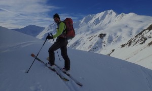 Skitour Mosesgipfel - Aufstieg, im Hintergrund die Kärlsspitze