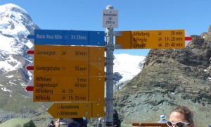 Monte Rosa Hütte - Wegweiser, Breithorn im Hintergrund