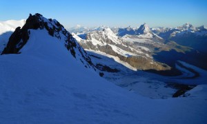 Hochtour Dufourspitze - Mont Blanc im Hintergrund