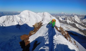 Hochtour Dufourspitze - ausgesetzter Gipfelgrat, Blick zum Liskamm und Mont Blanc