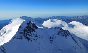 Hochtour Dufourspitze - Blick zur Signalkuppe, Capanna Regina Margherita, davor Zumsteinspitze