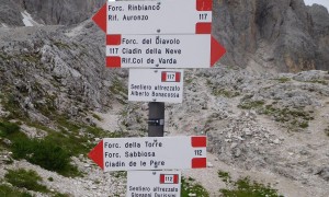 Bergtour Fonda-Savio-Hütte - Wegweiser bei der Hütte