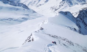 Skihochtour Dreiherrrenspitze - Gipfelsieg, Blick zum Sattel