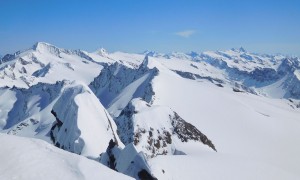 Skihochtour Dreiherrrenspitze - Blick zu den Simonyspitzen, Großvenediger, Rainerhorn, Wiesbachhorn und Großglockner