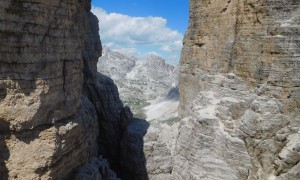 Klettertour Westliche Zinne - Blick zwischen den Zinnen zur Drei-Zinnen-Hütte