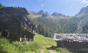 Bergtour Hohes Arnhorn - Abstieg, Rückblick bei den verfallenen Oberen Arnalm