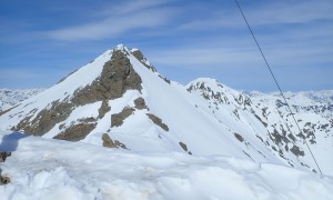 Skitour Gumriaul - Gipfelsieg, Blick zum Hauptgipfel und Gölbner