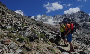 Bergtour Domhütte - kurz vor der Hütte, Dom im Hintergrund