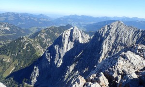 Klettersteig Ellmauer Halt - Gipfelsieg, mit Blick zum Stripsenjochhaus, Karlsspitzen und Totenkirchl 