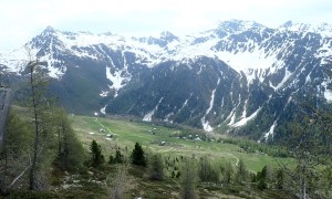 Bergtour Mohar - Aufstieg, Rückblick Almhütten