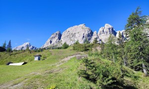 Klettersteig Arzalpenturm - Zustieg, Blick zum Arzalpenturm, Arzalpenkopf (Achter) und Neuner