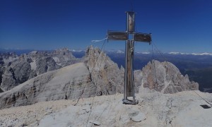 Bergtour Hochbrunnerschneid - Gipfelkreuz mit Blick zur Dreischusterspitze, Elferkofel und Sextner Rotwand