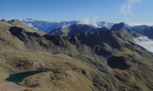 Bergtour Nördliches Arnhorn - Gipfelsieg mit Blick zum Sichelsee und Bockstein