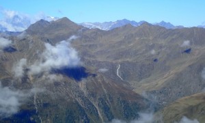 Bergtour Nördliches Arnhorn - Gipfelsieg mit Blick zum Degenhorn und derzeit weißem Schrentebachwasserfall