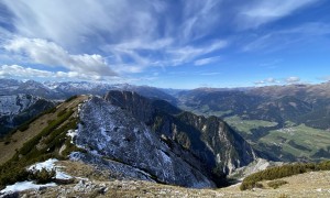 Bike & Hike Breitenstein - Gipfelsieg mit Rückblick Gratverlauf