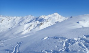 Skitour Wilder Sand - Gipfelsieg, Blick zur Kugelwand und Hochgrabe