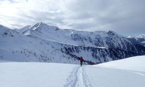 Skitour Rotlahner - Aufstieg, links hinten Kalksteiner Jöchl und Kärlsspitze