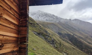 Bergtour Paterskopf - kurze Rast mit Blick zum Gipfel