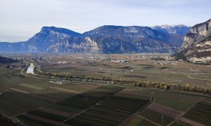 Klettersteig Rio Secco - im Steig, Ausblick zur Brenta-Gruppe mit Mezzocorona und Mezzolombardo 