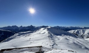 Skitour Hochrast - Gipfelsieg, Blick zum Strickberg und Sextner Dolomiten