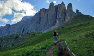 Klettersteig Pößnecker - Zustieg, unterhalb von den Sellatürmen vorbei