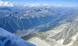 Hochtour Mont Blanc - Bergstation Aiguille du Midi, Tiefblick Chamonix