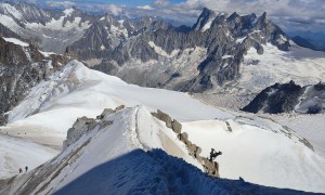 Hochtour Mont Blanc - Abstieg über schmalen Firngrat mit Blick zum Grandes Jorasses