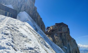 Hochtour Mont Blanc - Abstieg, Rückblick Bergstation Aiguille du Midi 