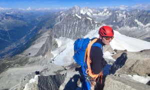 Hochtour Mont Blanc - Abstieg über schmalen Firngrat mit Blick zur Aiguille Verte