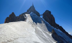 Hochtour Mont Blanc - Abstieg über schmalen Firngrat, Rückblick Bergstation Aiguille du Midi