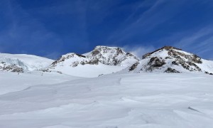 Zustieg Mantova Hütte - Blick zur Gnifetti Hütte, Vincentpyramide und Mantova Hütte