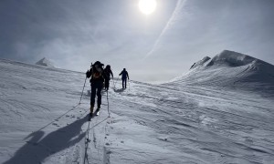 Skihochtour Monte Rosa - Aufstieg beim Cole de Lys mit Blick zur Parrotspitze und Ludwigshöhe