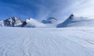 Skihochtour Monte Rosa - Aufstieg, beim Cole de Lys mit Blick zur Dufour- und Zumsteinspitze, Signalkuppe und Parrotspitze