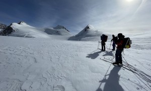 Skihochtour Monte Rosa - Aufstieg, beim Cole de Lys mit Blick zur Zumsteinspitze, Signalkuppe und Parrotspitze