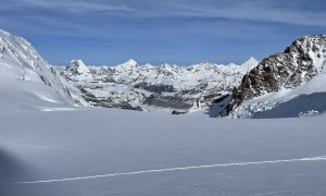 Skihochtour Monte Rosa - Aufstieg, Blick zum Grenzgletscher mit Matterhorn, Dent Blanche, Zinalrothorn und Weishorn