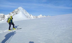 Skihochtour Monte Rosa - Aufstieg, beim Cole de Lys mit Blick zum Liskamm