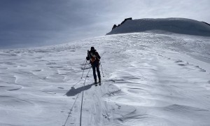 Skihochtour Monte Rosa - Aufstieg zum Col Gnifetti, Blick zur Signalkuppe