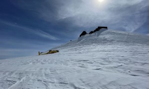 Skihochtour Monte Rosa - Aufstieg Signalkuppe, vorbei geht es an einem Hubschrauberwrack