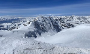 Skihochtour Monte Rosa - Gipfelsieg bei der Signalkuppe mit Blick zum Liskamm